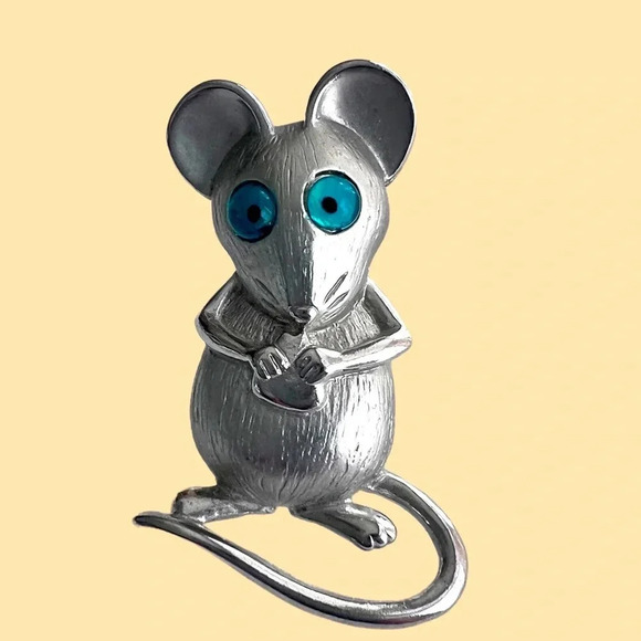 Vintage Signed JJ Silvertone/ Matte Blind Mouse Brooch/Pin.  Big mouse eyes - Picture 1 of 5